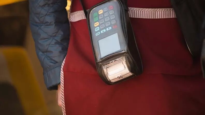     С 1 января 2024 года в Тюмени подорожает стоимость проезда в общественном транспорте города. На сколько изменится цена одной поездки и провоза багажа рассказал Родион Гринберг, записав для «Нашего города» короткое видео.