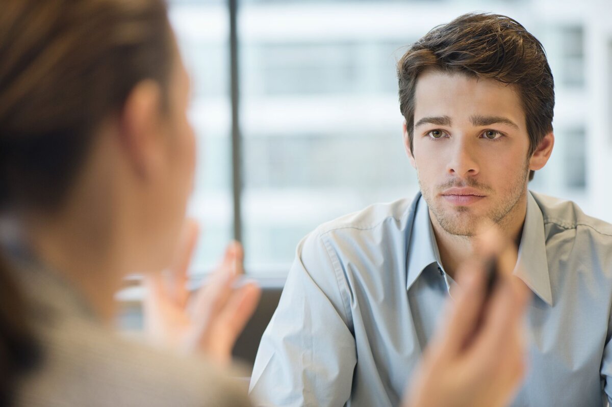 Eyes conversation. Внимательный мужчина. Человек слушает. Взгляд влюбленного мужчины. Разговор мужчин.