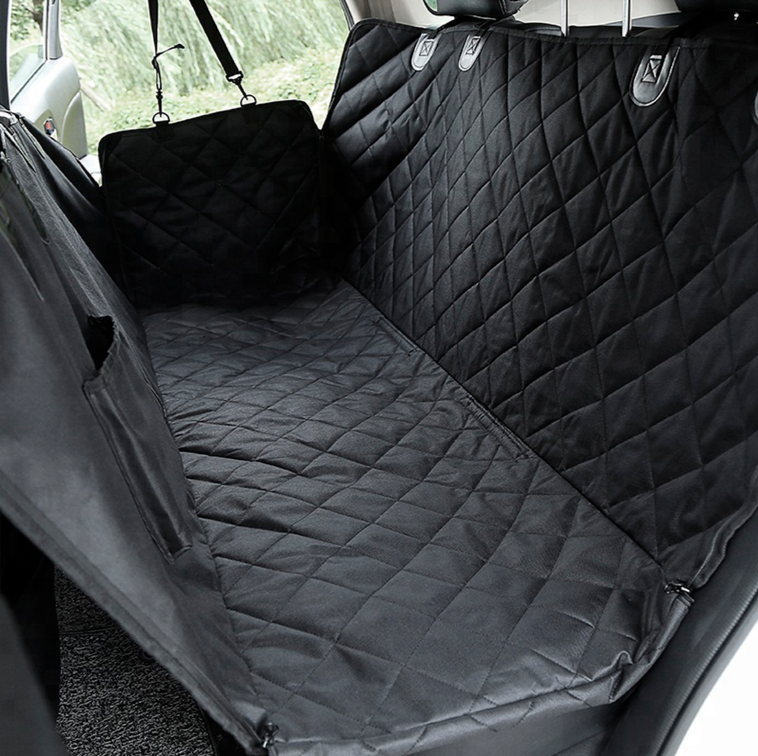 Автогамак STEFAN закрывает полностью заднее сидение, включая боковые части салона, что позволяет защитить двери и сидение от грязи и царапин.