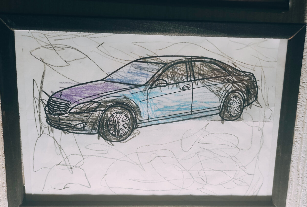 Эту машину разукрашивал Никита в тот день в садике. 