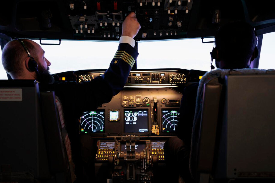     Почему пилоты носят часы только на правой руке циферблатом вниз: удивительный факт из мира авиации
