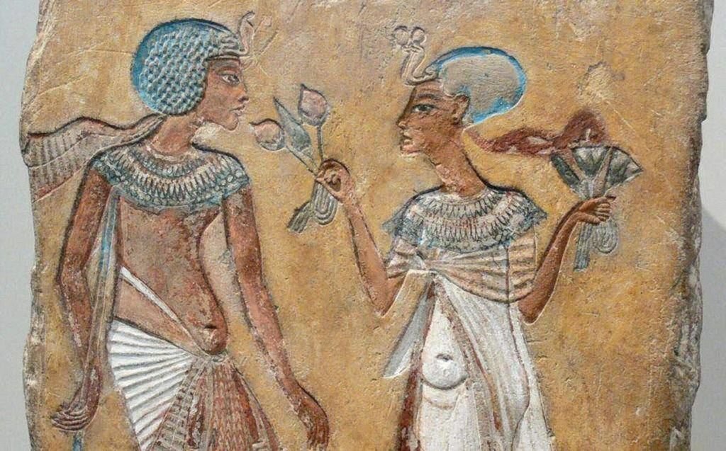Наслаждение ароматом. Древнегиптеский барельеф. Фото: amiroud.com