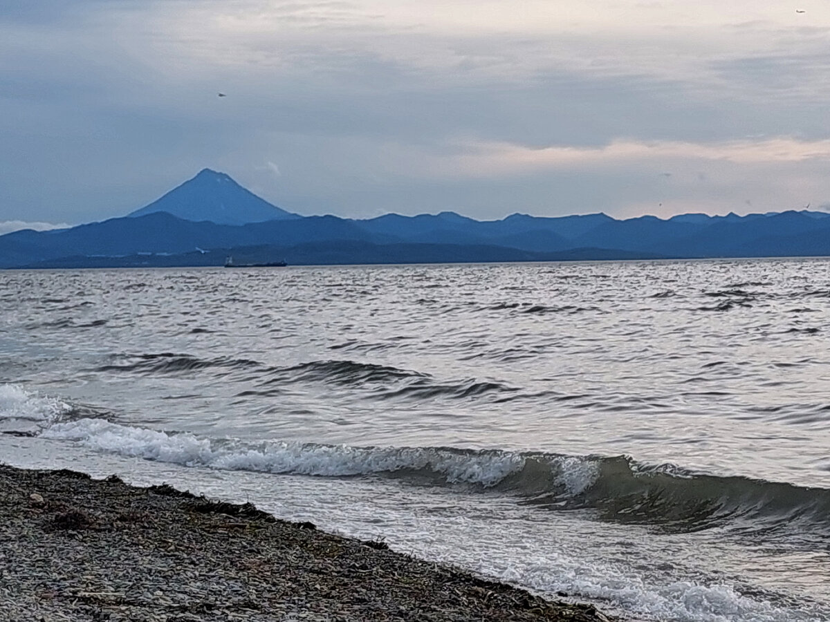 Набережная Авачинской бухты в центре Петропавловска-Камчатского и вид на Вилючинский вулкан. Фото автора.