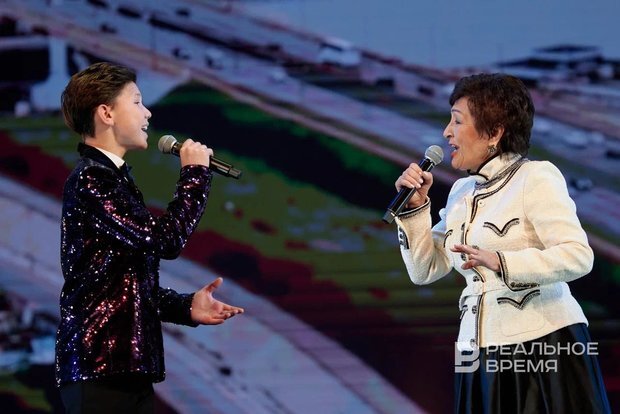 Народная артистка России и Татарстана, профессор Казанского государственного института культуры и искусств Венера Ганеева исполнила песню «Яратыгыз» вместе с Маратом Ахметзяновым. realnoevremya.ru/Динар Фатыхов