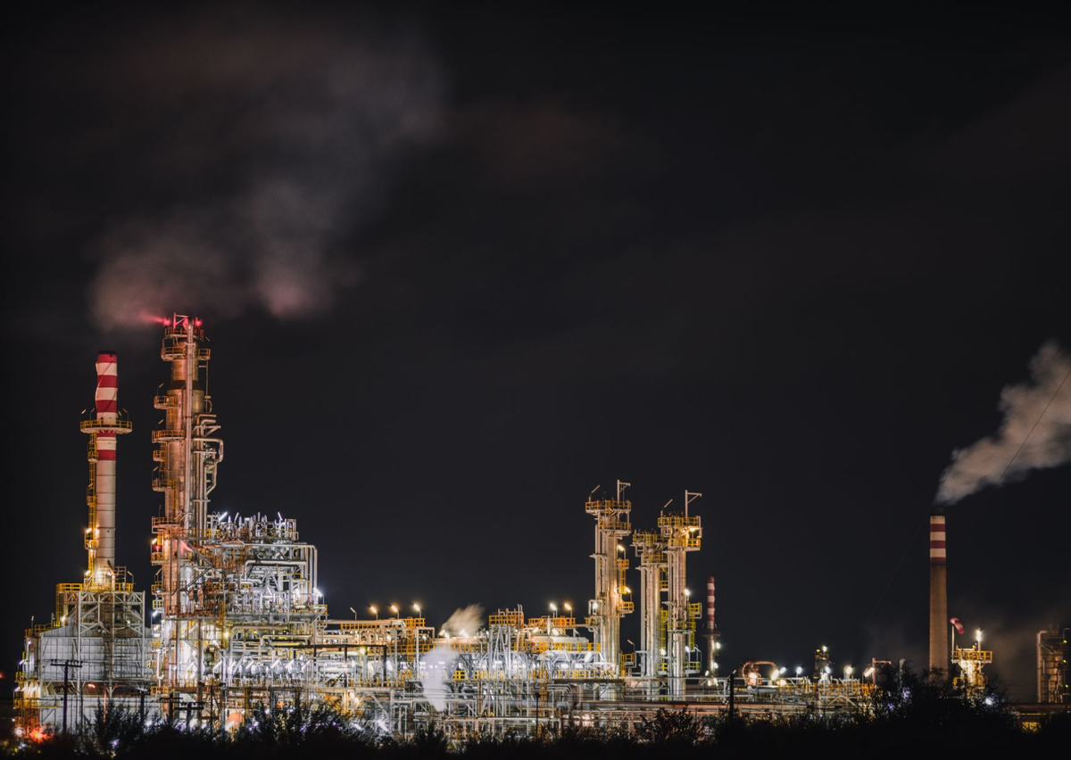 Нефтеперерабатывающий завод работает в городе. Московский нефтеперерабатывающий завод. Нефтеперерабатывающий завод в капотне. Германия нпз. Московский нефтеперерабатывающий завод капотня.