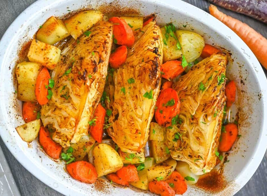 Капуста дольками с картошкой и морковью - яркий и оригинальный гарнир для всей семьи! Фото: cooktoria.com