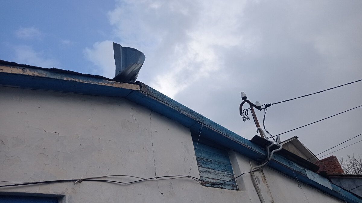 Немного потрепало крышу.