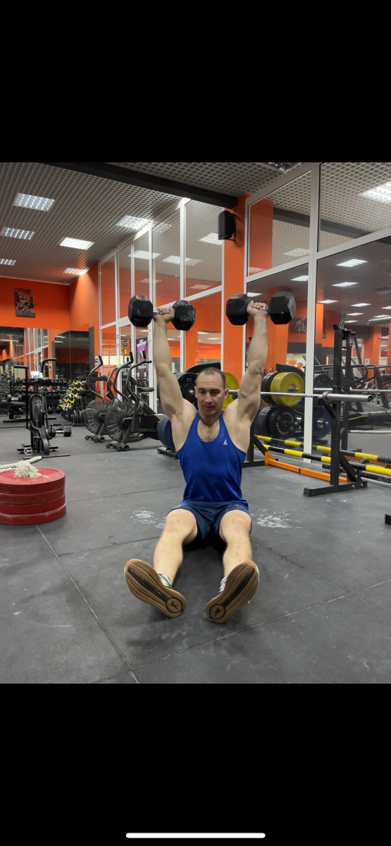 Жим гантелей 22.5/22.5 кг сидя на полу. 
