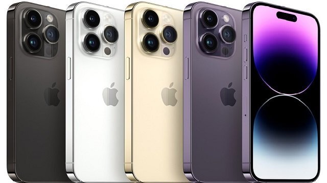 
Чем отличается iPhone 14 от iPhone 14 Pro?
Каждый год компания Apple обновляет серию своих гаджетов. iPhone 14 и iPhone 14 Pro — новый виток развития моделей компании. И если базовая версия получила совсем немного нововведений, то «прошки» капитально обновились, и этот апдейт куда больше заметный и значительный.

Разница между iPhone 14 и 14 Pro не ограничивается только внешними изменениями. Пожалуй, перед нами первое поколение, где действительно есть смысл переплатить за профессиональную версию. Или всё же нет? Предлагаем разобраться в том, на что способна базовая модель, и почему «Pro» — это не просто маркетинговая приставка.

Дизайн iPhone 14 и 14 Pro: сравнение

В основу iPhone 14 легла рамка из анодированного алюминия. Вместе с тем Pro-версия использует полированный стальной корпус. Эту сталь применяют для выпуска медицинских приборов, поэтому её называют «хирургической». Материал передней и задней панели новых Айфонов сохраняет паритет – это стеклокерамика Ceramic Shield.

Дизайн iPhone 14
Кнопки управления у новых устройств расположены одинаково, здесь не было смысла что-то менять. Элементы регулировки громкости и рычаг беззвучного режима располагаются на левой грани, справа находится кнопка блокировки. На нижней грани разместились вырезы для динамиков и микрофонов, порт Lightning.

В левом верхнем углу задней панели расположили блок камер. Здесь нас встречает первое визуальное отличие: у «прошки» три камеры, у базовых версий — две. Ещё одно дополнение в Pro-версии — небольшой «глазок» сканера LiDAR, которого у iPhone 14 нет.

Размеры Айфон 14 и Айфон 14 Про (для наглядности добавим старшие версии линейки):

iPhone 14 – 146,7х71,5х7,8 мм, 172 г;
iPhone 14 Plus – 160,8х78,1х7,8 мм, 203 г;
iPhone 14 Pro – 147,5х71,5х7,85 мм, 206 г;
iPhone 14 Pro Max – 160,7х77,6х7,85 мм, 240 г.
Как видно, Apple не удалось унифицировать модели, все линейки отличаются по размерам, а «прошки» заметно тяжелее.

Так как базовый 14 Айфон предназначен для широкой аудитории, на старте продаж смартфон представили в пяти цветовых вариантах: черный, жемчужный, голубой, пурпурный и красный (фирменный Product Red).

Для Айфона 14 Про, как и для iPhone 13 Pro Max, дизайнеры оставили более сдержанный набор оттенков:

чёрный космос;
пурпурный;
золотой;
серебристый.
Видимо, Apple предвидят, что Айфон 14 Pro будет продаваться хуже, и решили не расширять цветовую палитру.

Дизайн iPhone 14 Pro
Дисплей: разница между iPhone 14 и 14 Pro

Основополагающие отличия iPhone 14 от 14 Pro (по крайней мере, визуальные) именно в этом разделе. Apple переработали систему распознавания лица True Depth и разместили её в небольшом вырезе под названием Dynamic Island. Теперь узнаваемая «чёлка» осталась только в базовых Айфонах, а на дисплее Pro красуется «щёлка». Но фишка Динамического Острова не ограничивается овальной формой. Компания софтверно обыграла вырез, он глубоко интегрирован в UI.

Теперь в островке появляются различные виджеты. Рассмотрим те сценарии, которые презентовали Apple во время своего ивента:

Прием звонков. Когда вам звонят, вызов отображается в месте выреза. При длительном нажатии открывается меню управления — можно нажать на сброс звонка или взять трубку. Когда меню звонка свернуто, обычный тап возвращает к приложению телефона.
Face ID. В iPhone 14 Pro анимация Face ID появляется из выреза. Тот же сценарий повторяется, когда расплачиваетесь картой и подтверждаете транзакцию Apple Pay через Face ID.
Индикатор зарядки. Вырез показывается, когда на смартфоне остается 20% заряда, там же появляется уведомление о подключенном питании.
AirDrop. Прогресс передачи файла по беспроводной технологии, статус входящего или исходящего трансфера появляется в Dinamic Island.
Навигация. Рядом с вырезом вы будете видеть информацию о том, какое расстояние до конечной точки, иконки направления. Пока реализовано в Maps от Apple.
Конфиденциальность. В интерактивном статус-баре появляется информация, что смартфон сейчас использует микрофон или камеру.
Режим модема. Когда активирована раздача, управлять этой функцией можно с помощью «Острова». Можно следить за статусом подключения в новом статус-баре.
Сопряжение с аксессуарами. Если соединить смартфон с наушниками, получите уведомление, а ещё сможете просматривать статус заряда AirPods. Слева отображается иконка с изображением аксессуара, доступно название наушников.
Режим фокусировки. Когда смартфон переключает настройки «Фокуса», вы увидите статус в Dynamic Island. Это касается и слайдера беззвучного режима, уведомление появляется рядом с вырезом.
Диктофон и запись экрана. В вырез переместились миниатюры, которые оповещают, что запись началась. Долгим тапом по вырезу открывается виджет, допускается управление процессом.
Таймер. Виджет контроля таймера открывается, если «зажать» вырез, обратный отсчёт времени отображается в Dynamic Island.
За счёт конструктивных особенностей iPhone 14 Pro получил эксклюзивную функцию, которая недоступна владельцам обычного 14 Айфона. Насколько это важная функция? Учитывая, что Apple открыла доступ к API для сторонних разработчиков, Dynamic Island становится главным элементом многозадачности, от чего мало кто захочет отказаться.