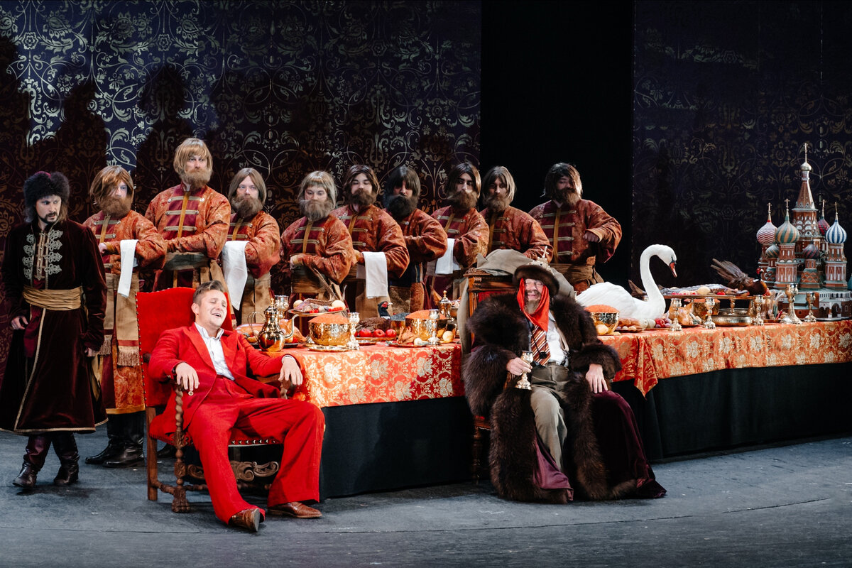 На фото: спектакль "Иван Васильевич" Театра Сатиры. Источник: https://rg.ru/photo/2023/09/29/dd7afd266399984.html. 
