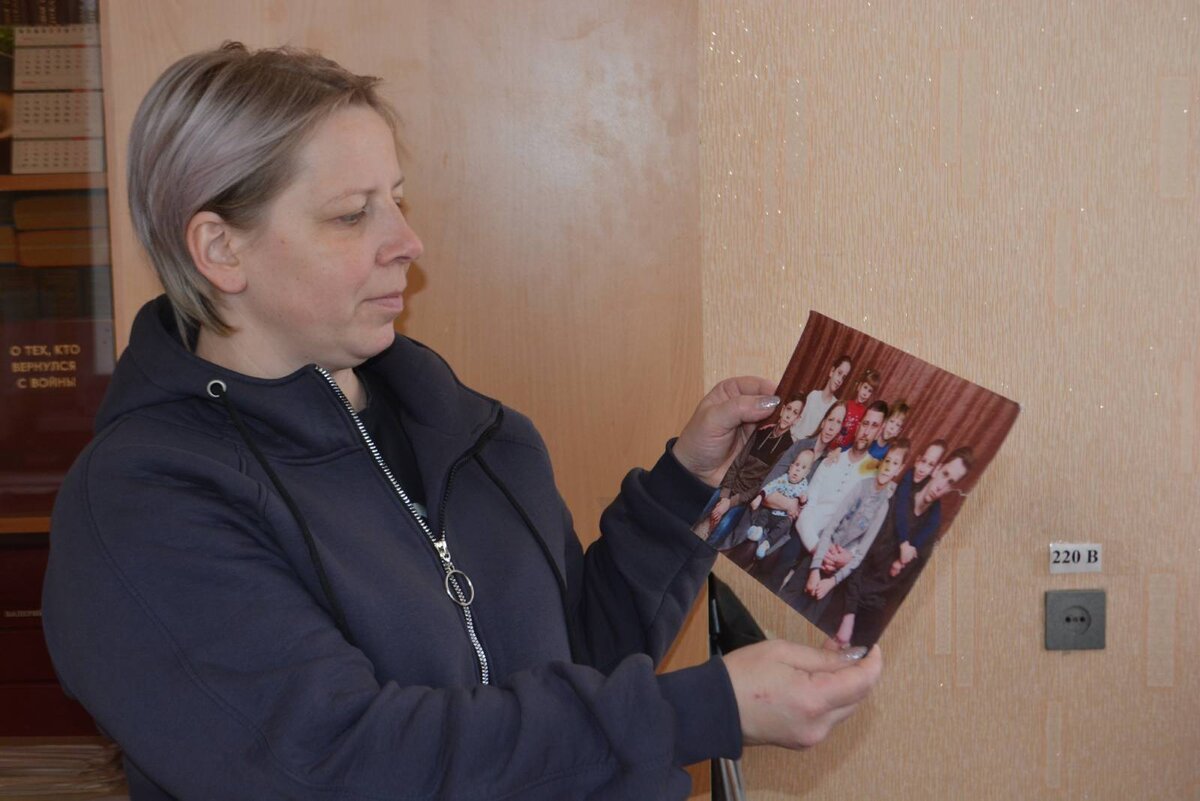 Сейчас старшие ребята в семье Гаузер учатся, в том числе за  пределами района. Часто собираться всем вместе уже не получается. В  минуты грусти Наталья Юрьевна берёт семейную фотографию и вспоминает то  время, когда вся семья собиралась в доме.