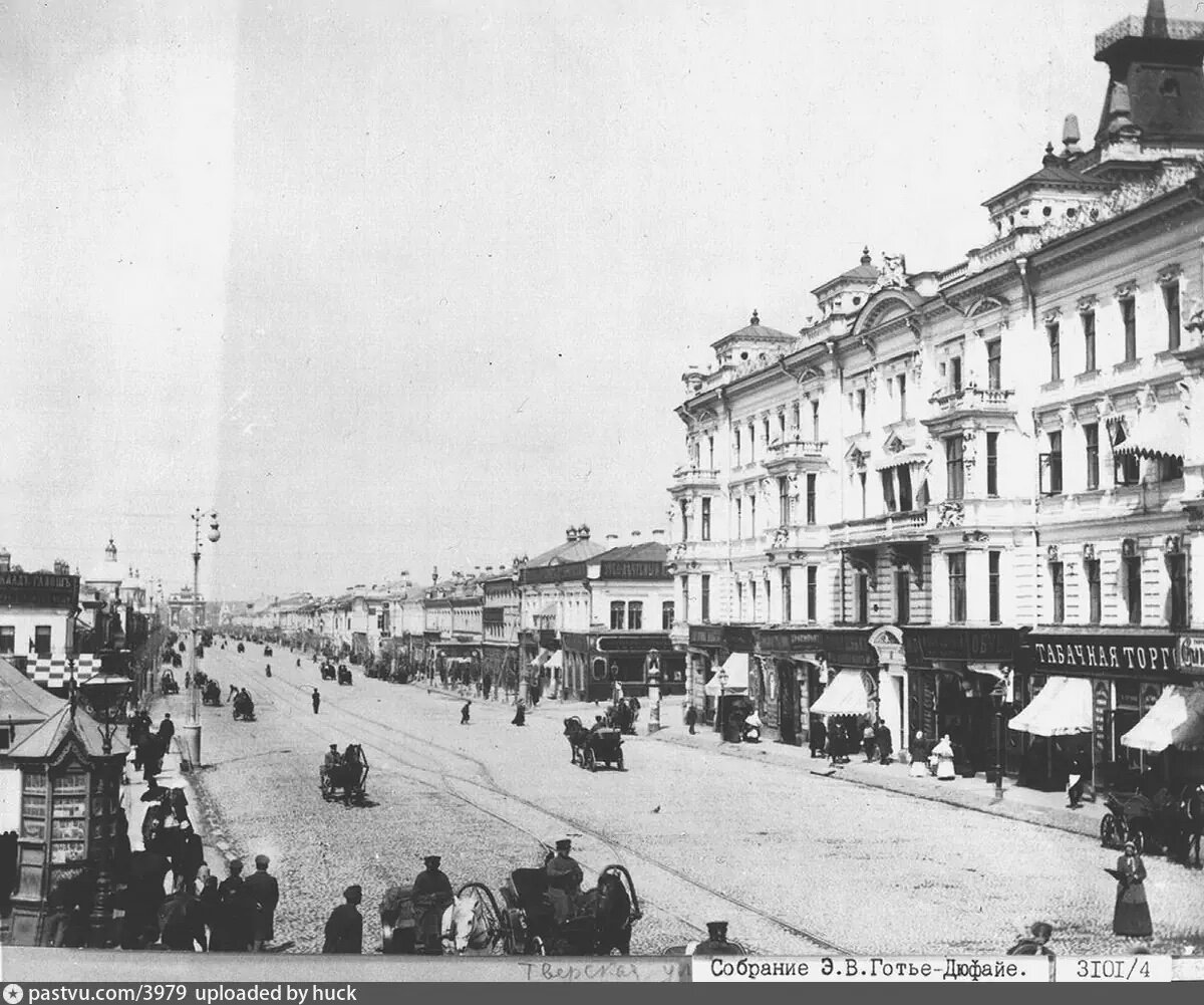 Справа на снимке тот самый дом в 1895-1900 годах. Фото Э.В. Готье-Дюфайе, с сайта www.pastvu.com.