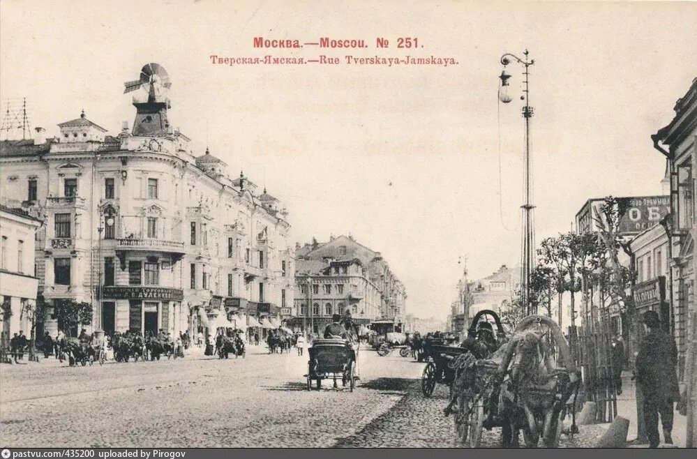 Вид на то же здание (слева) с другой стороны - от 1-й Тверской-Ямской улицы, 1902. Обратите внимание на любопытный шпиль. С сайта www.pastvu.com.