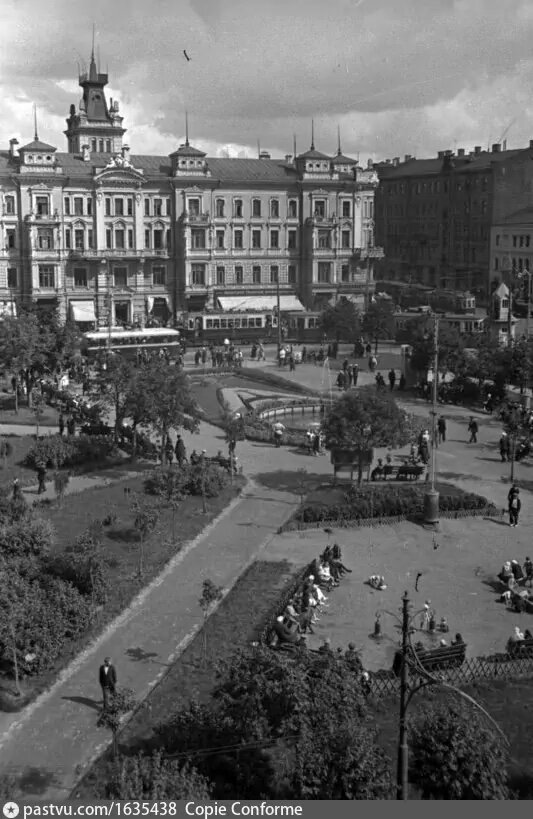 Доходный до Хомякова на фоне сквера Триумфальной площади, 1935. Фото Я. Бродского, с сайта www.pastvu.com.