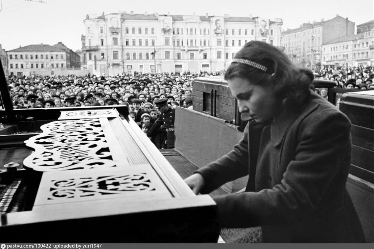 Таким дом стал после ремонта, 1945. Фото А. Гаранина, с сайта www.pastvu.com.