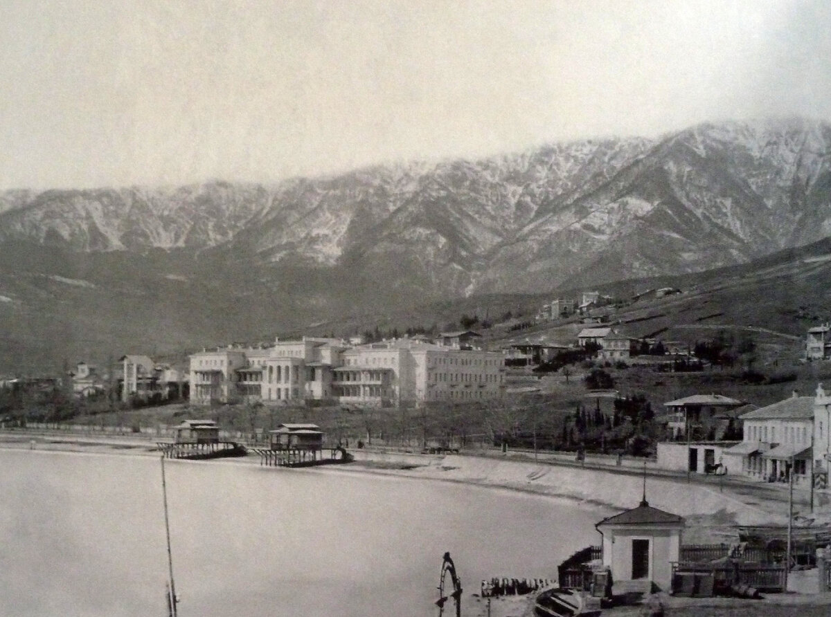 Вид на гостиницу «Россия» с мола (фрагмент). Из книги «Крымский след фотографий Леонида Средина»