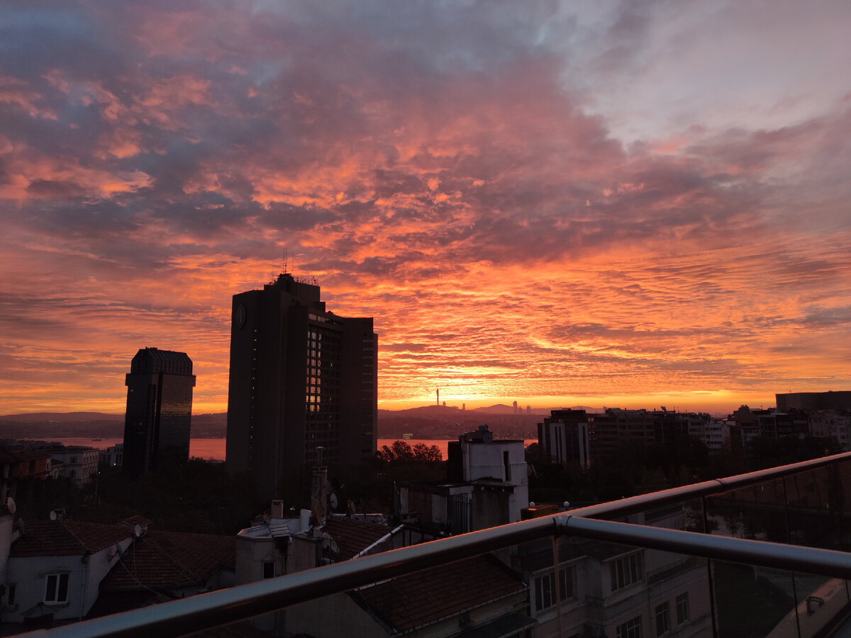 Вот такой рассвет) был не каждый день, но этот был просто чудом) 