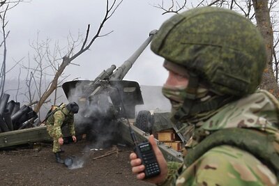    Артиллерист ВС РФ ведёт огонь из 152-мм гаубицы "Мста-Б" на Запорожском направлении специальной военной операции ©Павел Лисицын РИА Новости