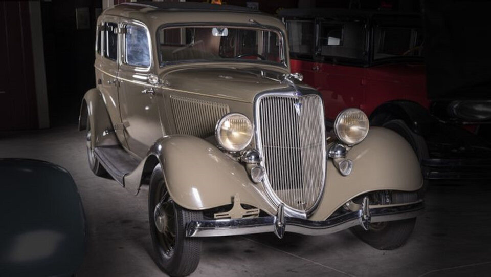 Для тех, кто предпочитает грабить караваны со своей половинкой, подойдет наш следующий герой — FORD Deluxe V8 1934 г.