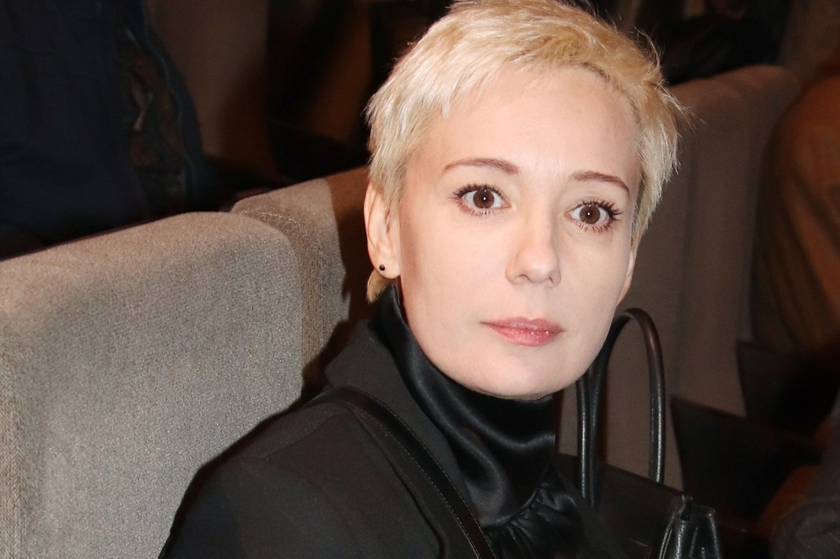 "Была явно не в себе". Хаматову выгнали из ресторана Латвии за общение ...