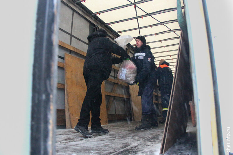    Сегодня от "Алмаза" отправилась фура и пятитонный "Хёндай" с помощью. В машинах посылки от близких и оборудование по запросам военных.