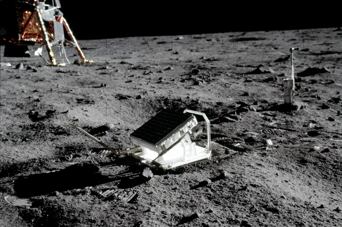Аполлон 11. Уголковый отражатель на Луне. Уголковый отражатель лунохода 1. Апполо 11 на Луне.