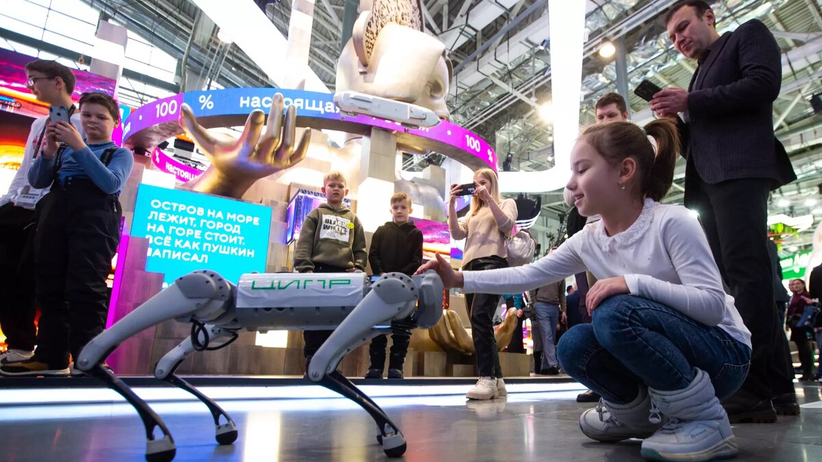     День Нижегородской области прошел 26 ноября на Международной выставке-форуме «Россия» на ВДНХ. На стенде региона были показаны концерты, спектакли и фильмы, проведены мастер-классы, лекции и викторины. На открытии выступил губернатор Глеб Никитин.