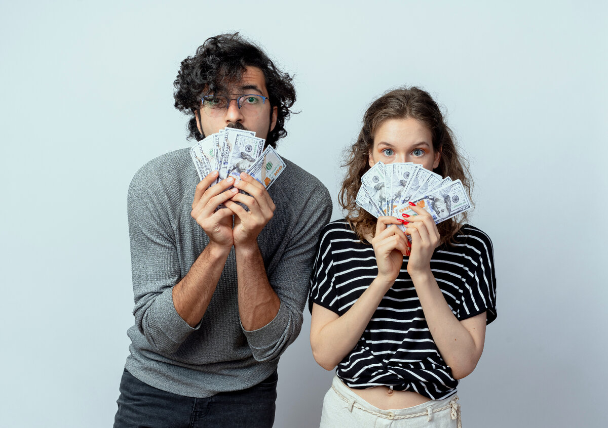 https://www.freepik.com/free-photo/young-beautiful-couple-man-women-showing-cash-happy-excited-looking-camera-white-background_13381910.htm#page=2&query=%D0%BB%D0%B5%D0%B3%D0%BA%D0%B8%D0%B5%20%D0%B4%D0%B5%D0%BD%D1%8C%D0%B3%D0%B8&position=18&from_view=search&track=ais&uuid=2a9cae5e-c415-4686-bfb0-fa62a0bfc85b