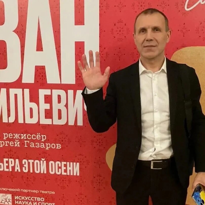 В холле Театра.