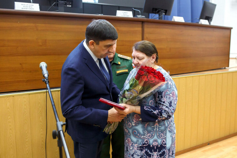    Вместо сына Александра медаль получила его мама Любовь Волошина