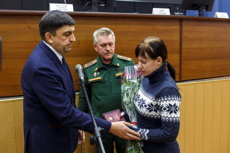    Получить орден супруга Евгения пришла жена Наталья Соловьева