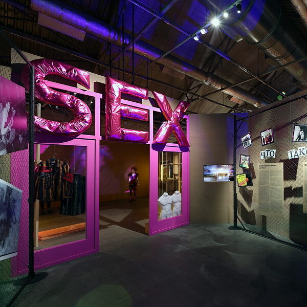     В России с выставки попытались украсть уникальную футболку группы Sex Pistols