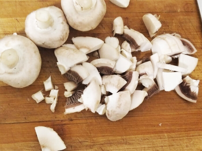 Шампиньоны свежие, не особо мельчу.