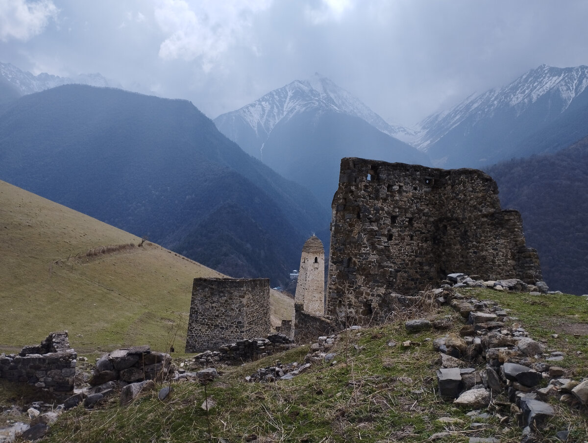 согласно старинным ингушским преданиям, башенный комплекс Эрзи был построен на месте, где орел свил гнездо