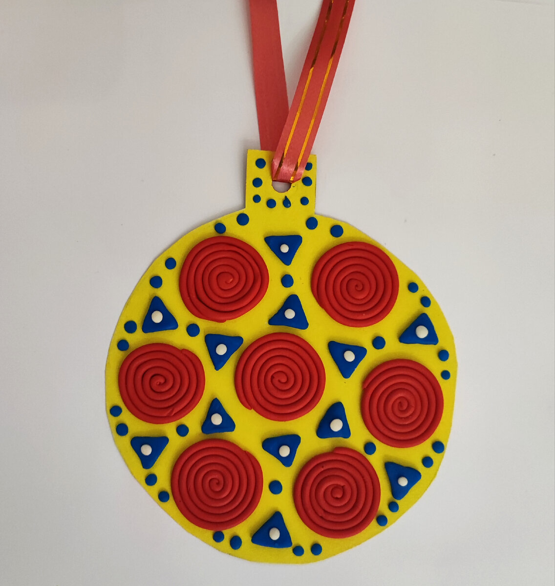 Готовый вариант аппликации - подвески из пластилина на цветном картоне.