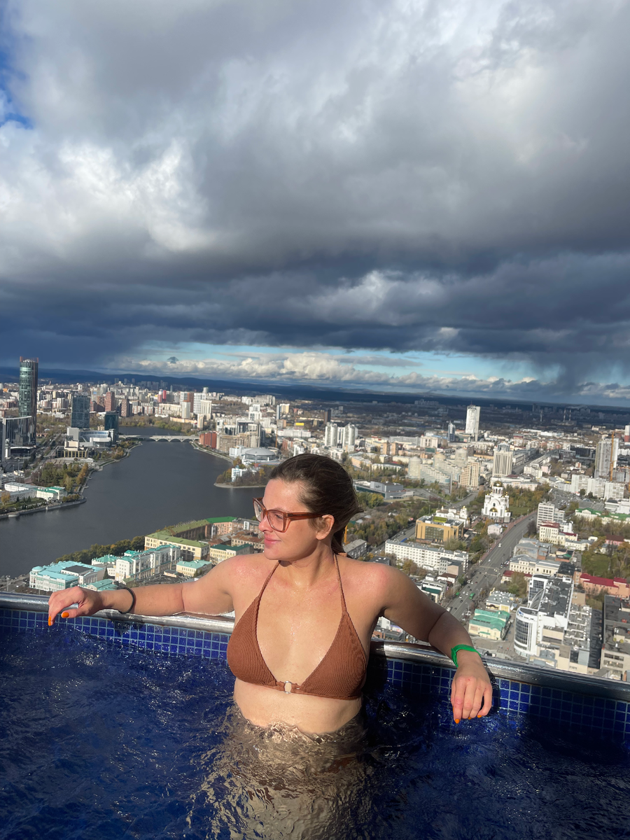 Вид из бассейна на высоте