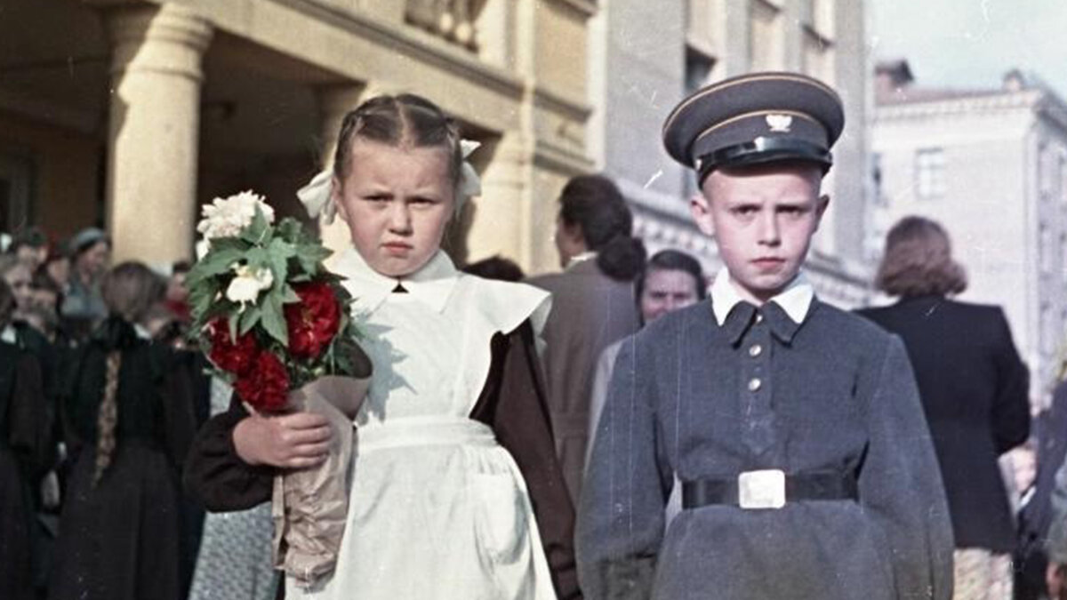 1 е советское. Форма в Советской школе 1950е. Школьная форма СССР для мальчиков 1960. Школьная форма 1962 года в России. Школьная форма 1959 года СССР.