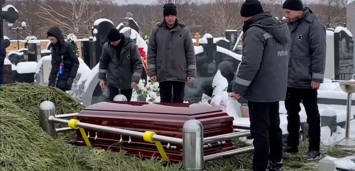 Похороны бориса клюква. В москве простились с журналистом. Похороны бориса немцова. Троекуровское кладбище 2022. Похороны корреспондента сегодня.