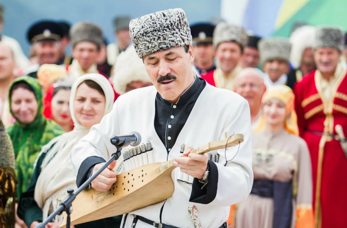 Дагестанская балалайка. Дагестан Лезгины аварцы. Кумыки кумыки. Кумыки народность Дагестана. Народы Кавказа аварцы.
