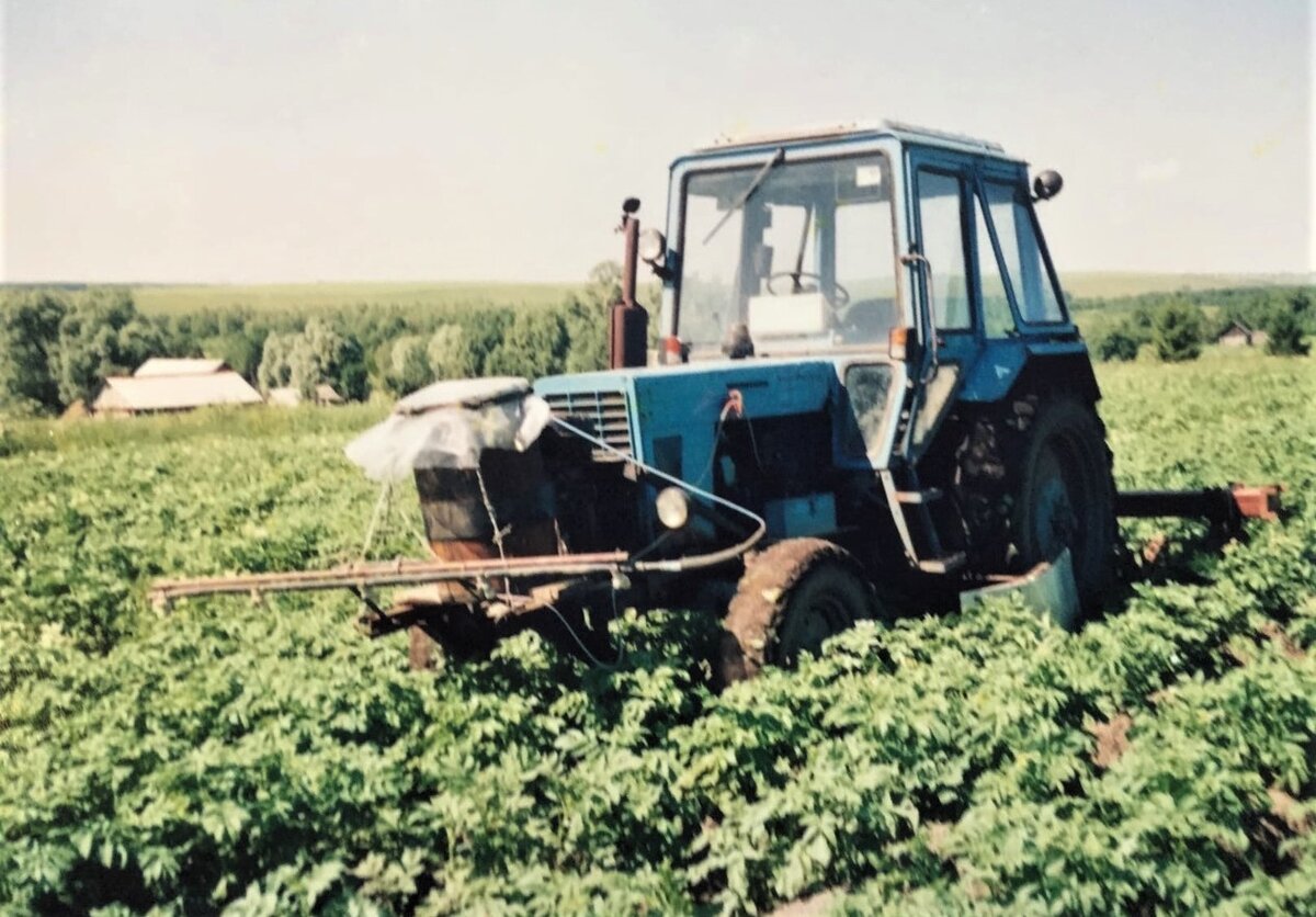 Самодельный тракторный опрыскиватель в паре с культиватором для междурядной обработки. Фото автора. 
