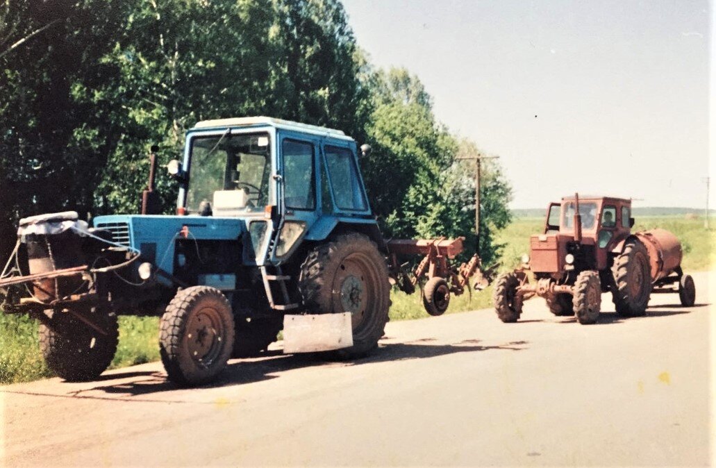 Едем на работу с соседом-фермером. В цистерне 1200 литров воды - хватит на оба наших поля. Фото автора. Листайте вправо, есть еще снимки. 