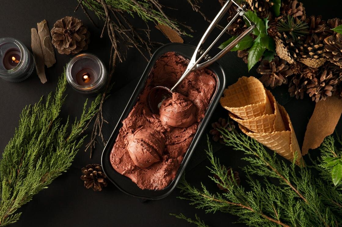    Коричневое мороженое:Freepik