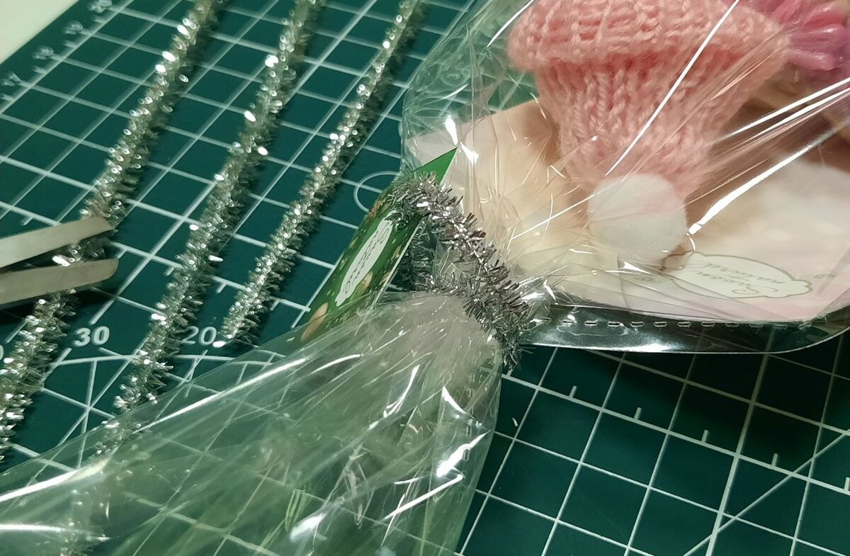 Красивое оформление и надежная фиксация новогодних пакетов 