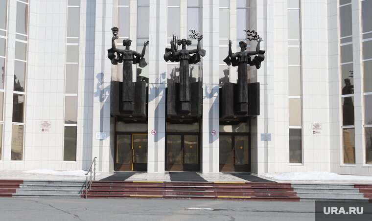    Роман Можельский сделал тату с изображением курганской филармонии, которая также присутствует на обложке его музыкального альбома