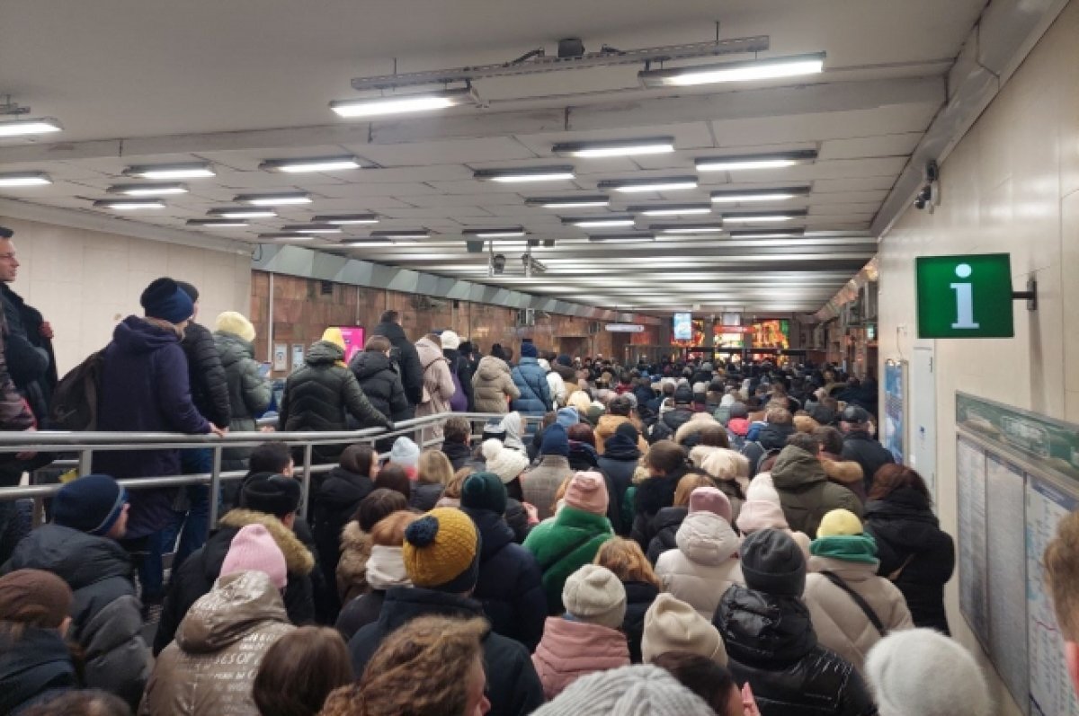    Снегопад стал причиной 10-балльных пробок и заторов в метро Петербурга