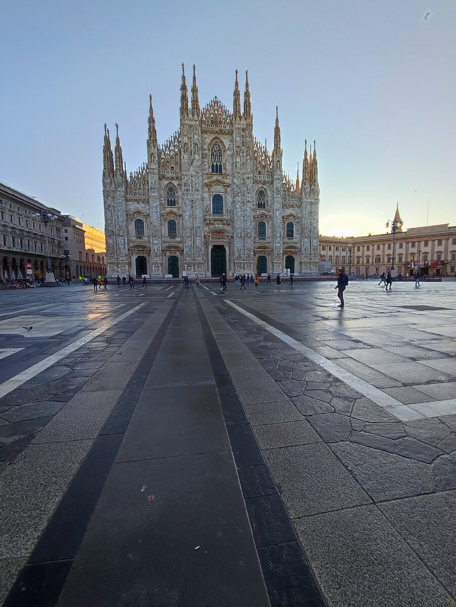 Duomo di Milano. Наверное, днем тут много людей, но утром пустынно.
