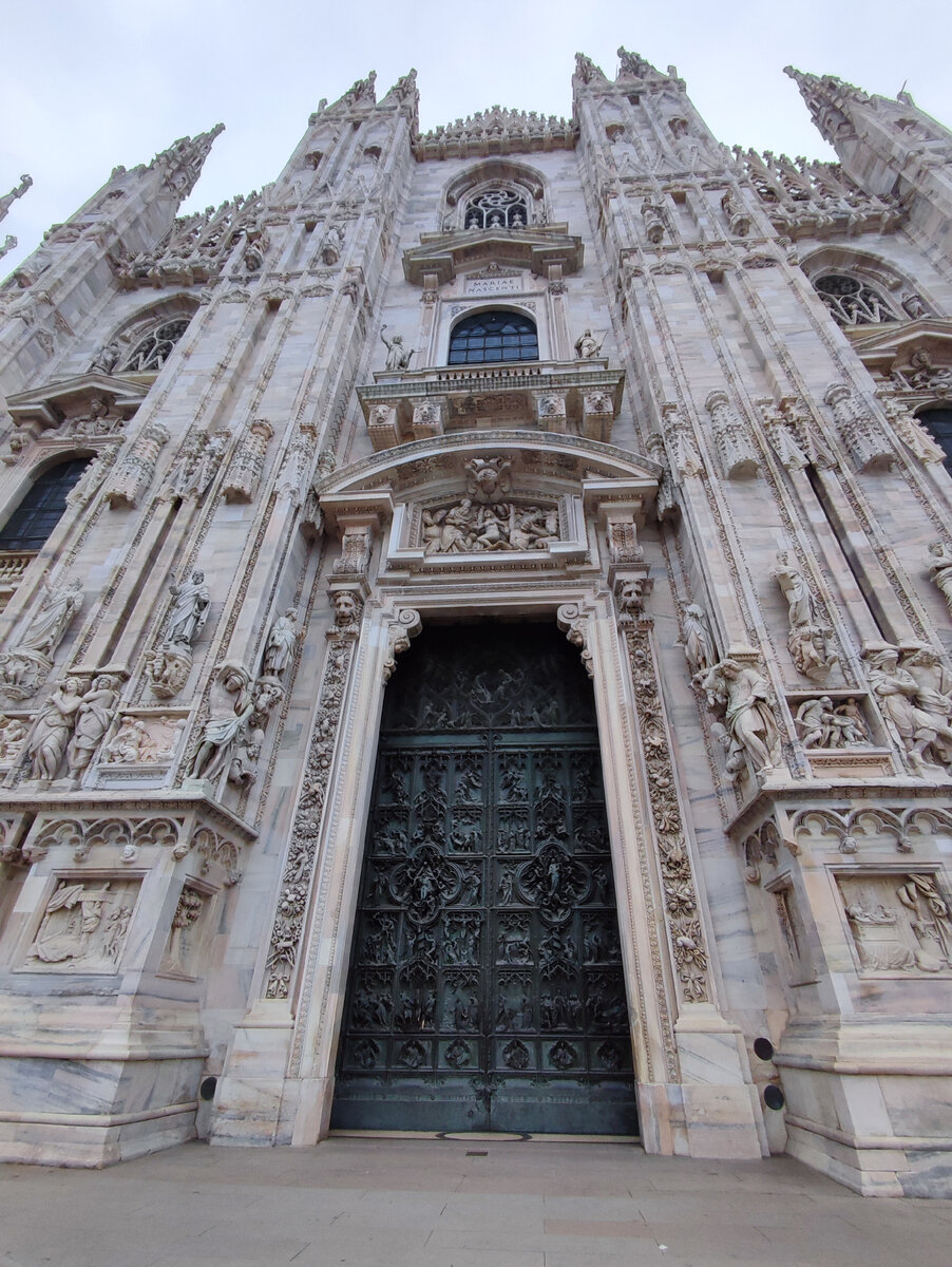 Необычное количество скульптур.