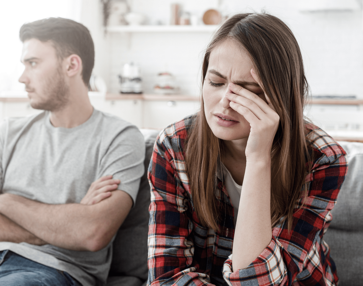 Никогда бы не подумала, что буду биться в истерике, швырять посуду об стену из-за ревности! Всегда считала, что с любимым можно договориться. Но не тут-то было!