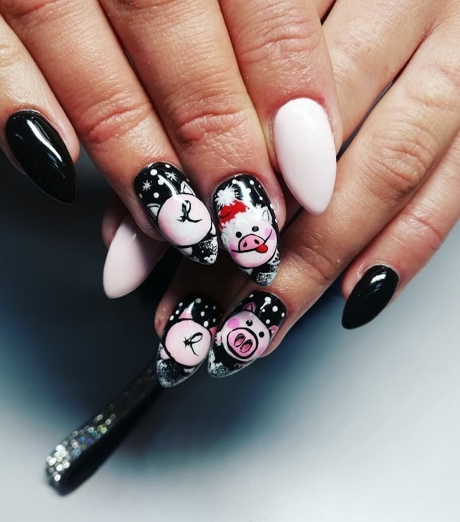 Маникюр с символом года 2024. Новогодний маникюр со снеговиком олаф. Снеговик на ногтях. Маникюр на новый год 2023 кота. Новогодний маникюр с оленями.