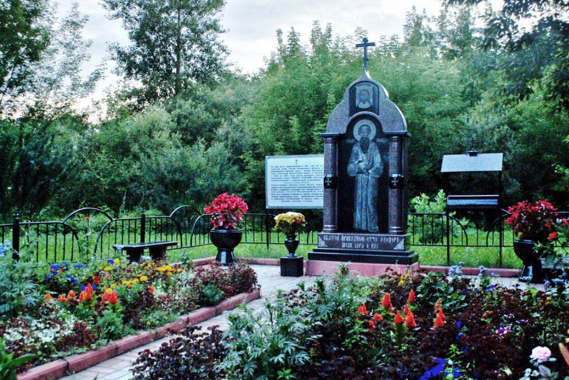 Памятники на могилу томск. Томск могила старца фёдора Кузьмича. Могила старца Федора в Томске.